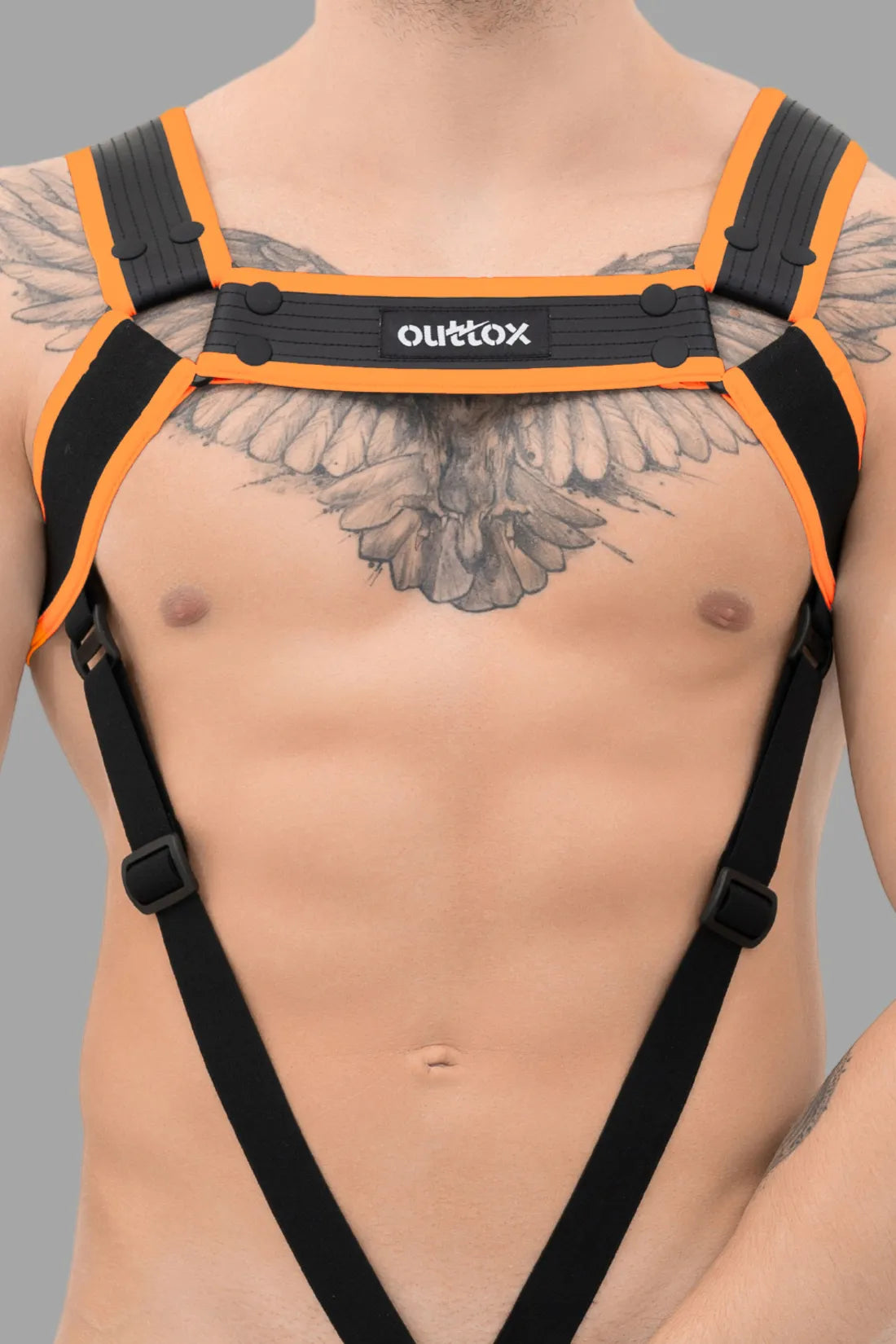 Outtox. Arnés corporal con broches. Negro y naranja.