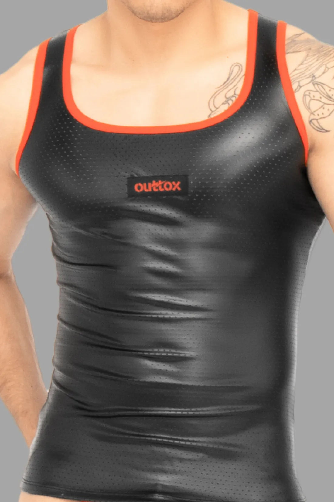 Outtox. Camiseta sin mangas. Negra y naranja