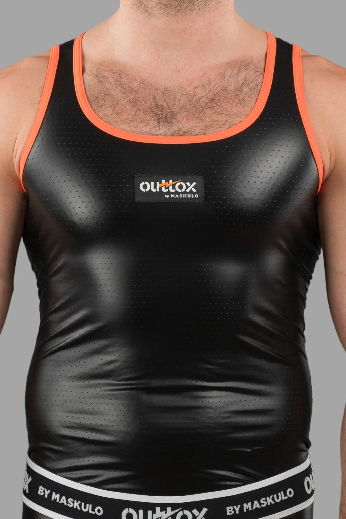 Outtox. Camiseta sin mangas. Negra y naranja