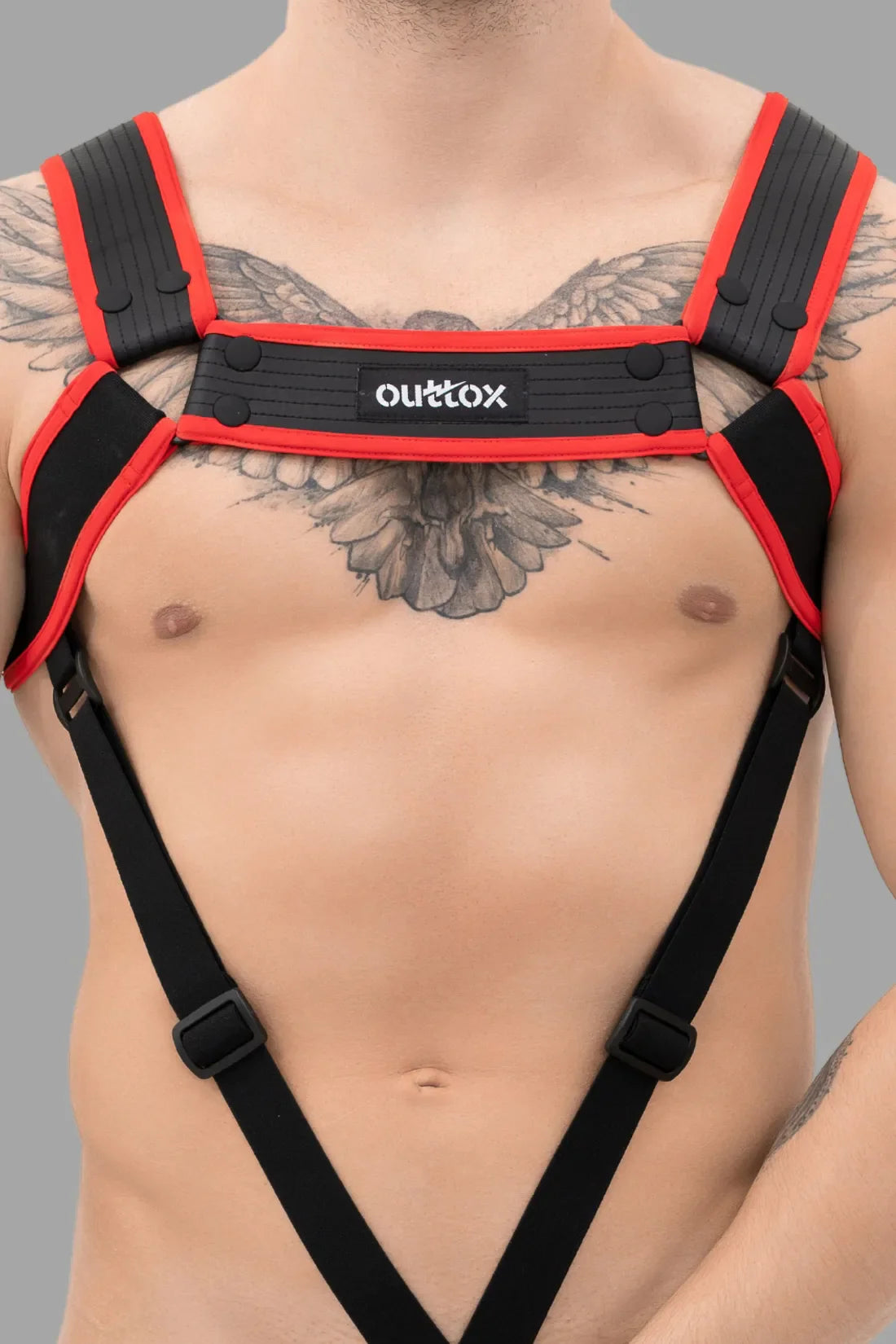 Outtox. Arnés corporal con broches. Negro y rojo