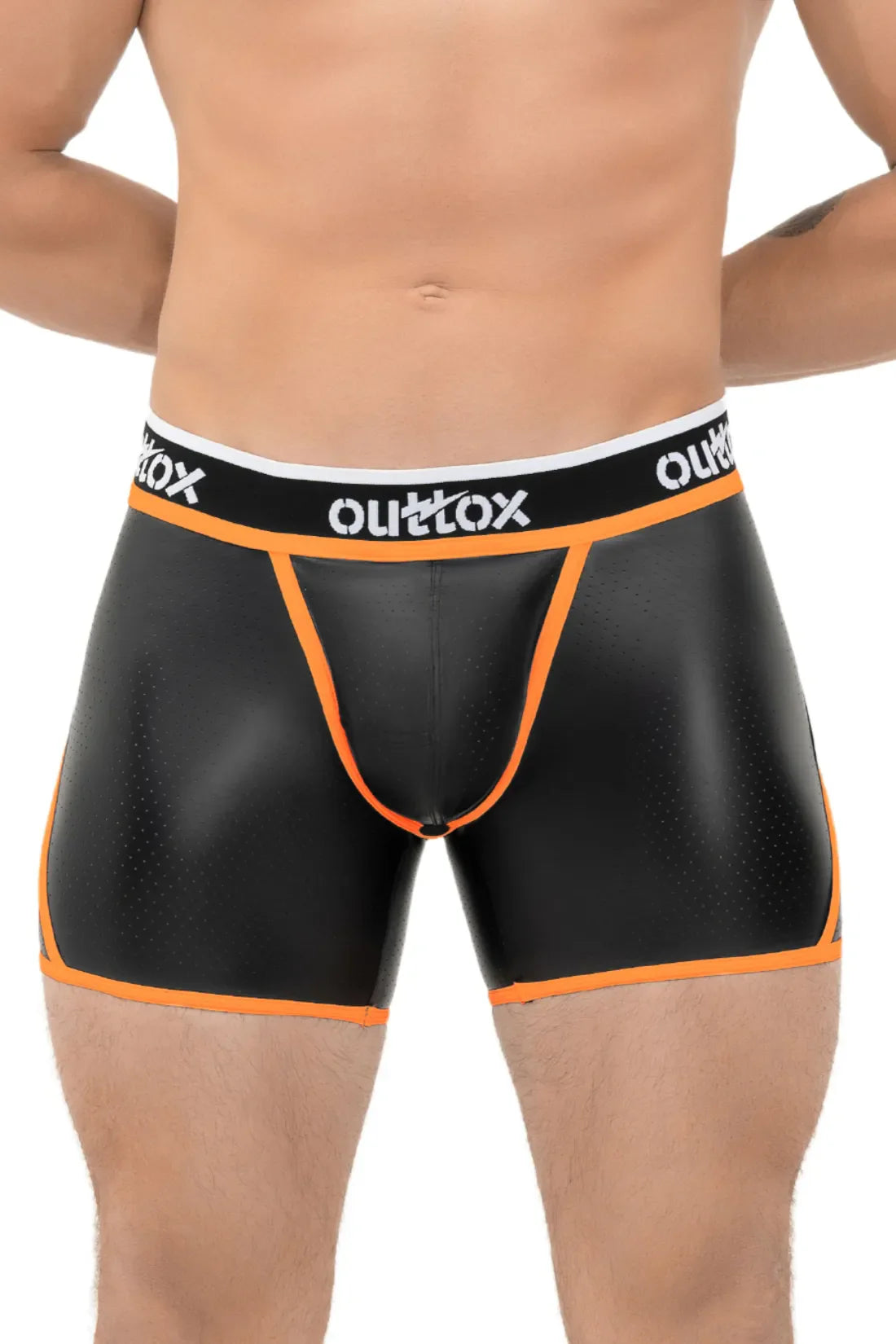 Outtox. Pantalones cortos abiertos en la parte trasera con bragueta a presión. Negro y naranja