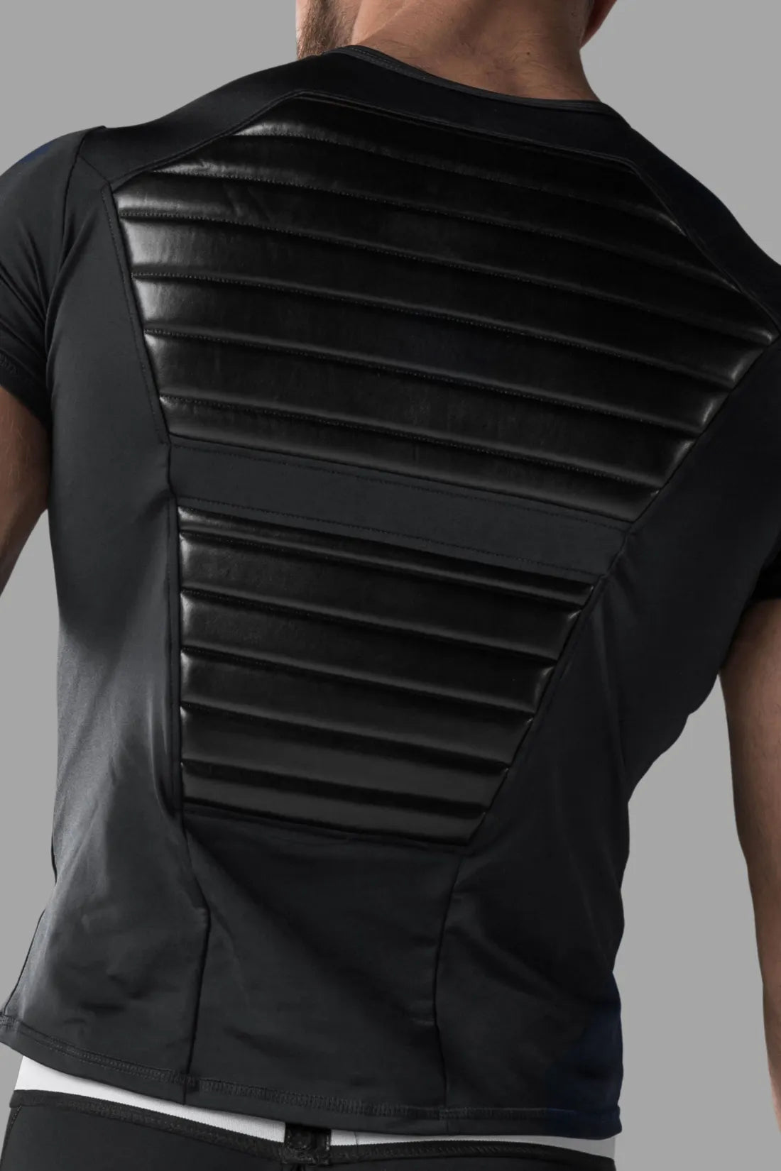 Armored. Camiseta masculina. Spandex. Almofadas frontais. Preto