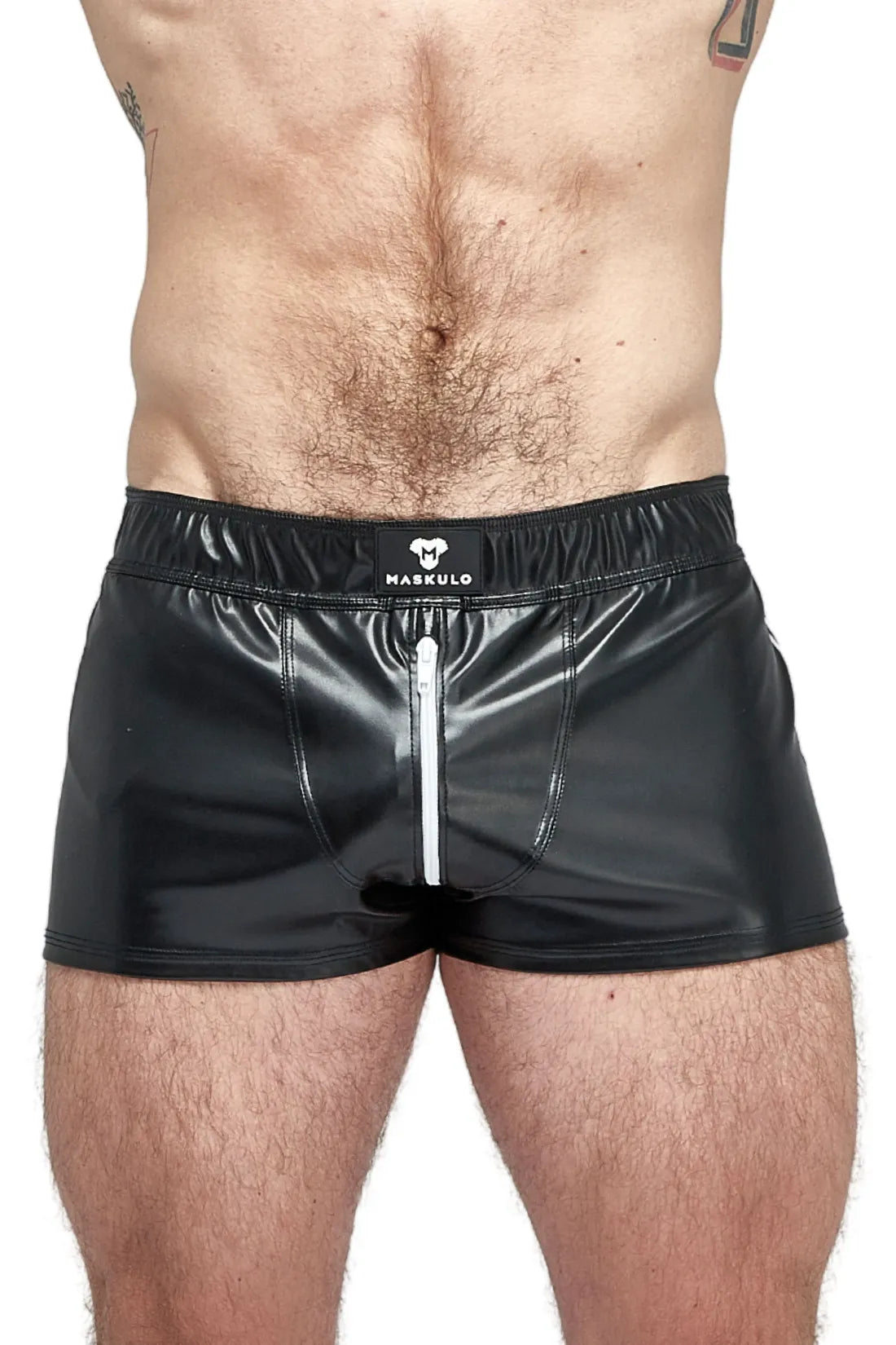 Skulla. Shorts de corrida em couro sintético. Preto e branco