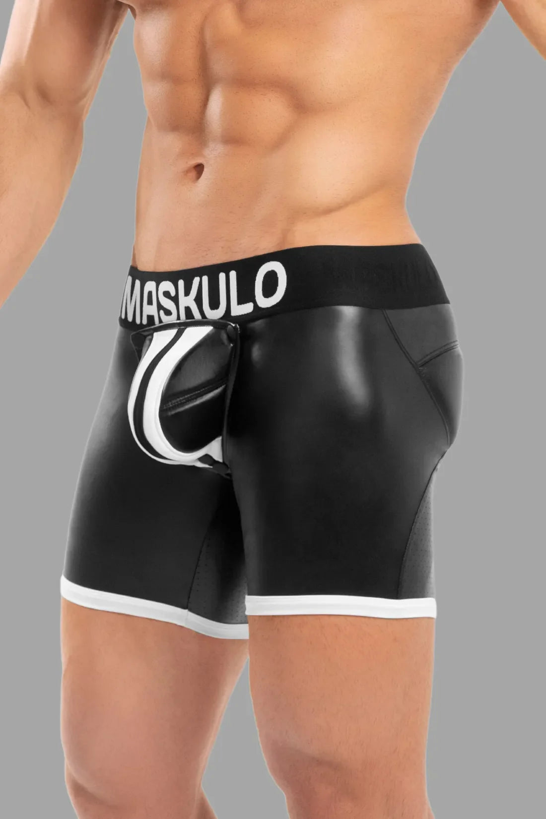 Shorts básicos con almohadillas. Cremallera trasera. Blanco y negro