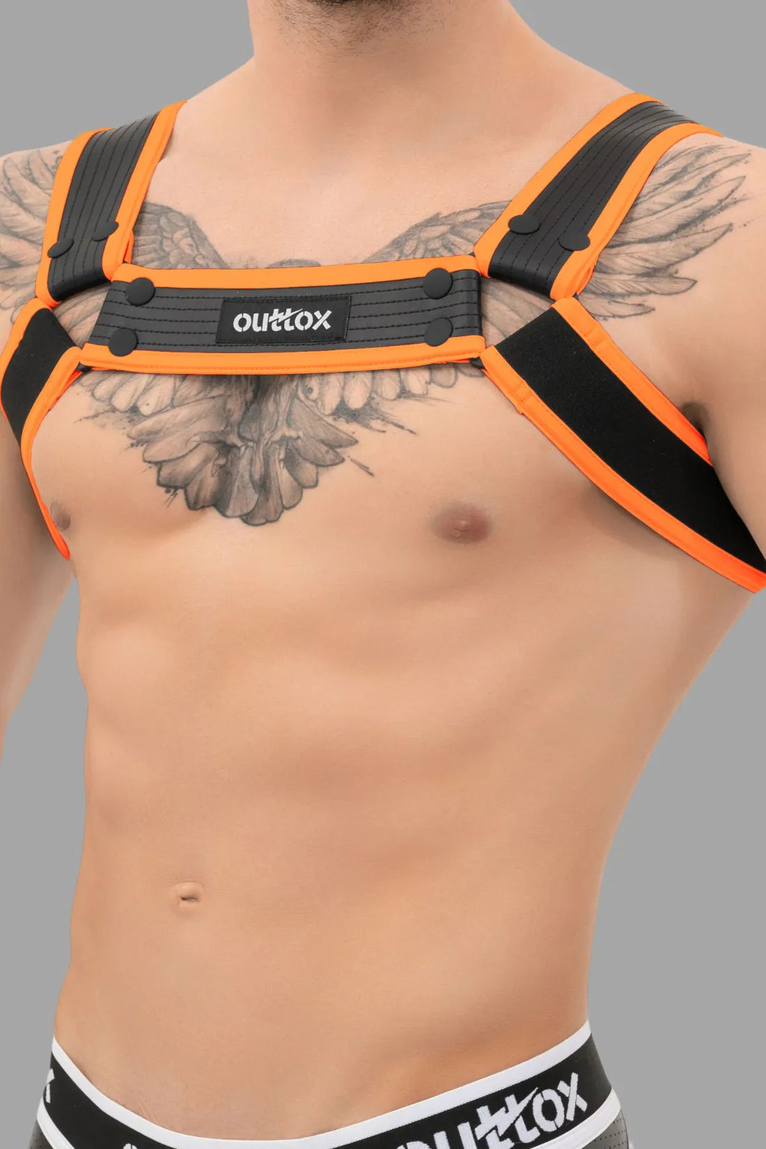 Outtox. Bulldog Harness com Snaps. Preto e Laranja