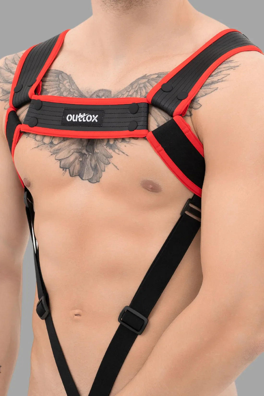 Outtox. Arnés corporal con broches. Negro y rojo