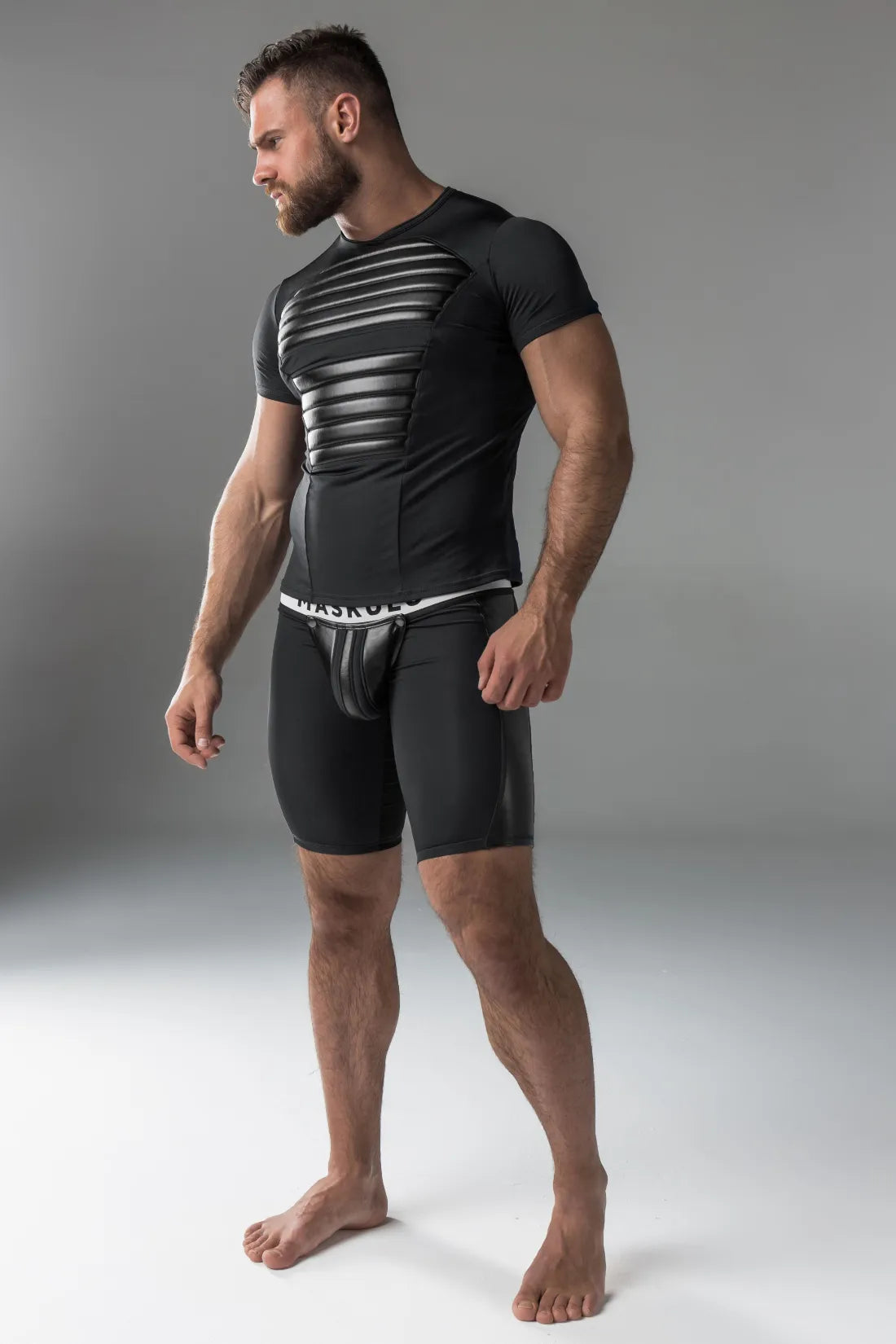 Armored. Camiseta masculina. Spandex. Almofadas frontais. Preto