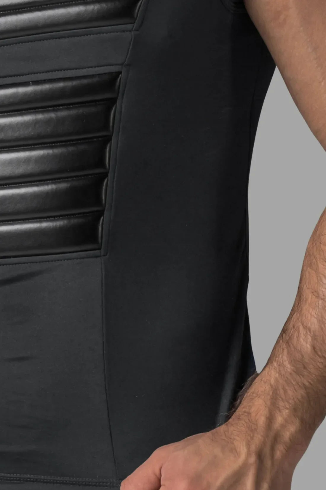 Armored. Regata masculina. Spandex. Almofadas frontais. Preto