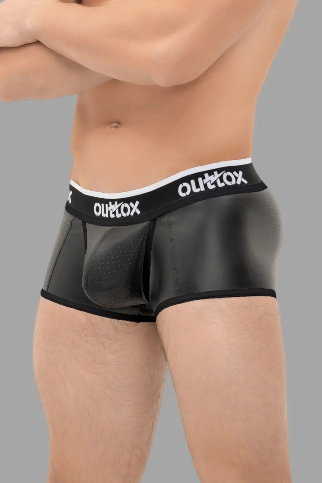 Outtox. Shorts de tronco traseiro aberto com tapa-sexo de pressão. Preto