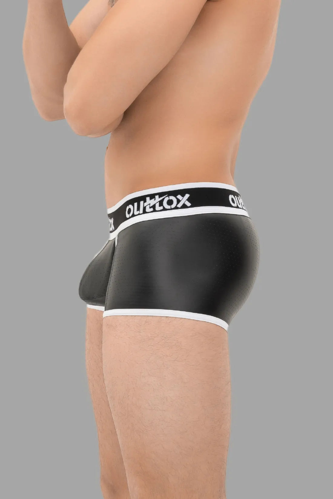 Outtox. Pantalones cortos con forro trasero y bragueta a presión. Negro y blanco