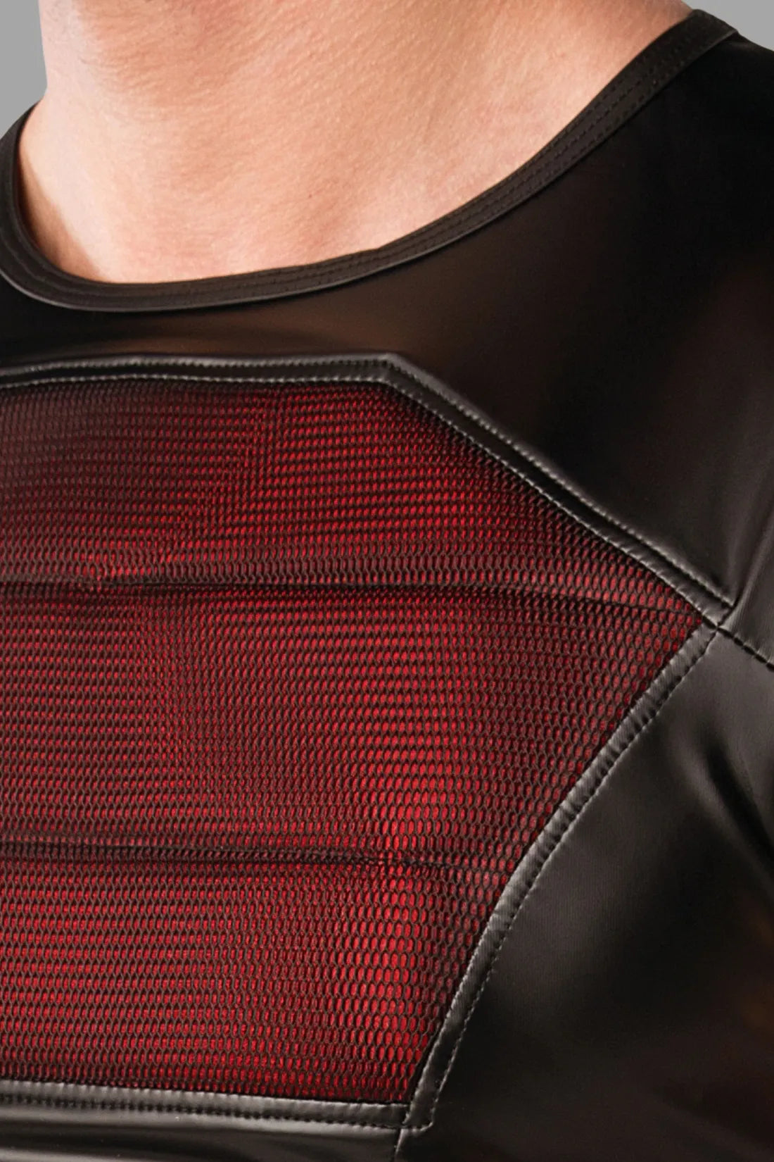 Armored. Color debajo. Camiseta sin mangas para hombre. Protectores delanteros. Negro y rojo