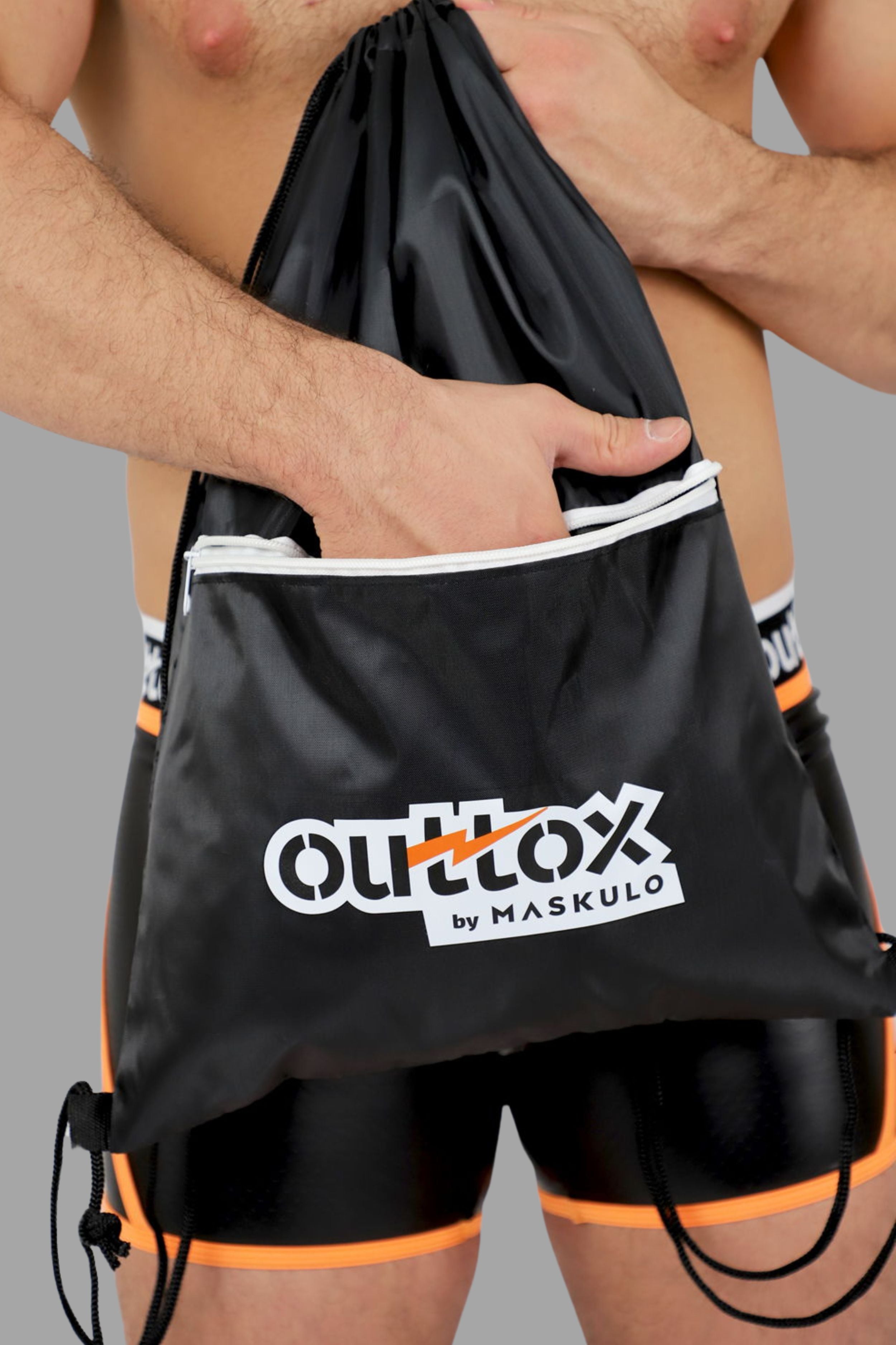 Outtox. Tasje. Zwart