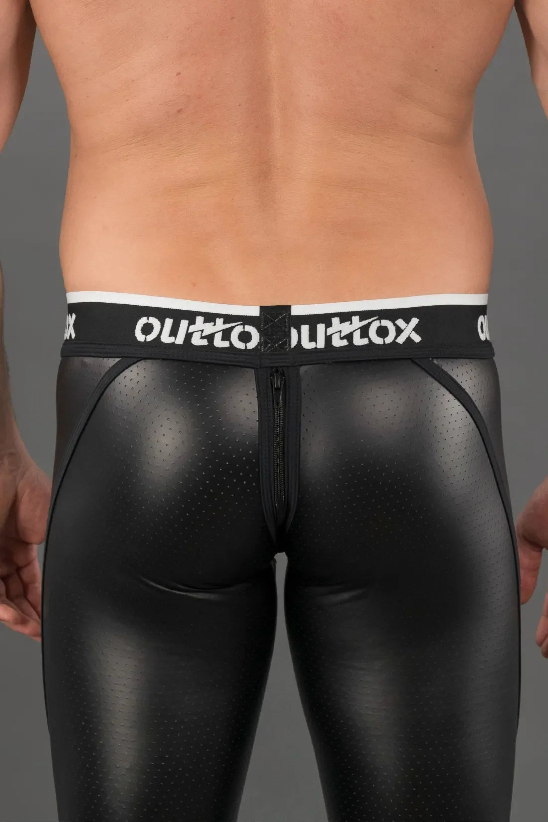 Outtox. Leggings traseiras com zíper e tapa-sexo de pressão. Preto