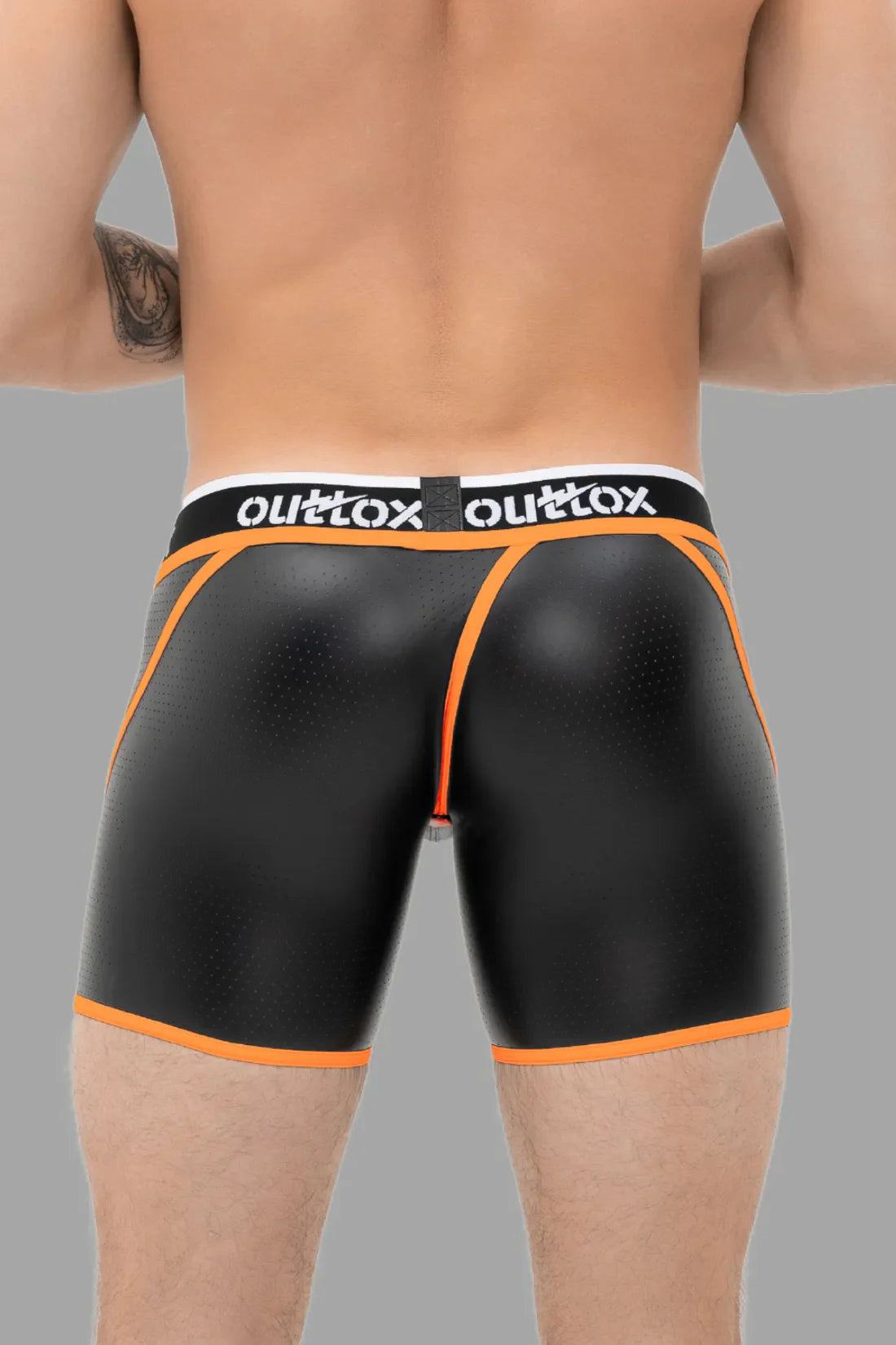 Outtox. Mallas cortas con parte trasera cruzada. Bragueta con cierre a presión. Color negro y naranja