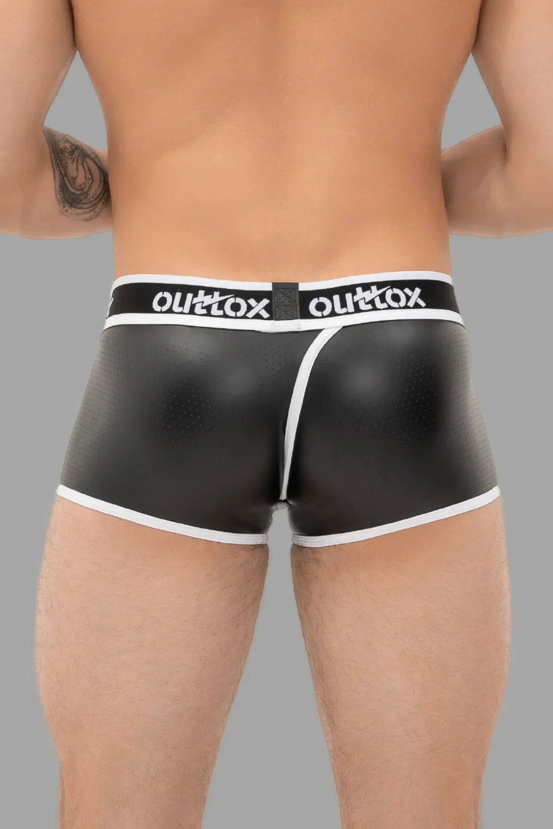 Outtox. Pantalones cortos con forro trasero y bragueta a presión. Negro y blanco