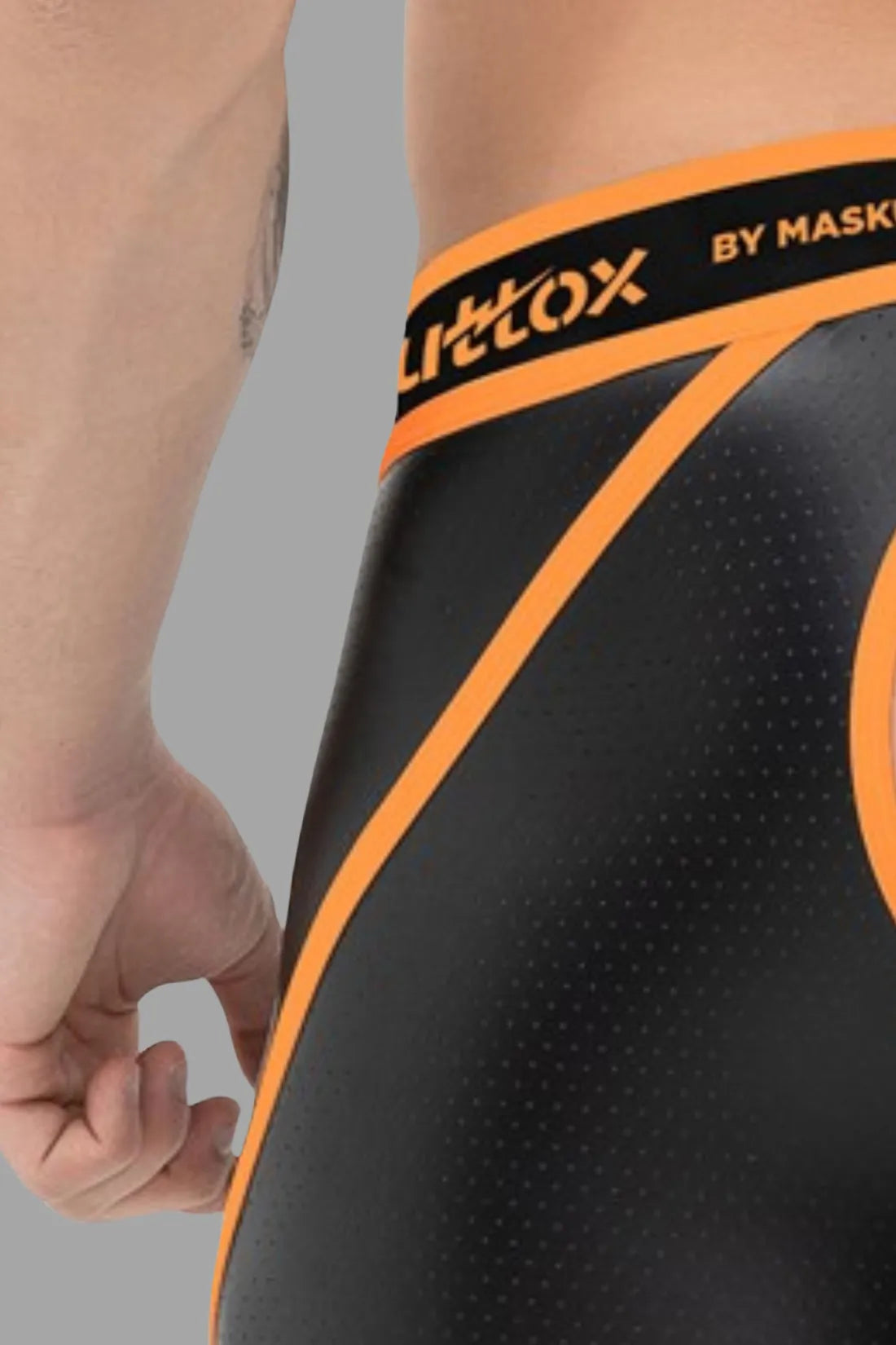 Outtox. Pantalones cortos abiertos en la parte trasera con bragueta a presión. Negro y naranja