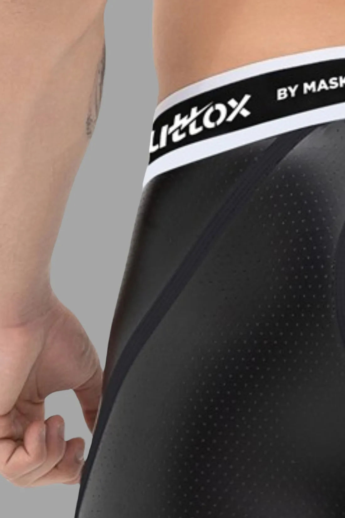 Outtox. Shorts traseiros abertos com tapa-sexo de pressão. Preto