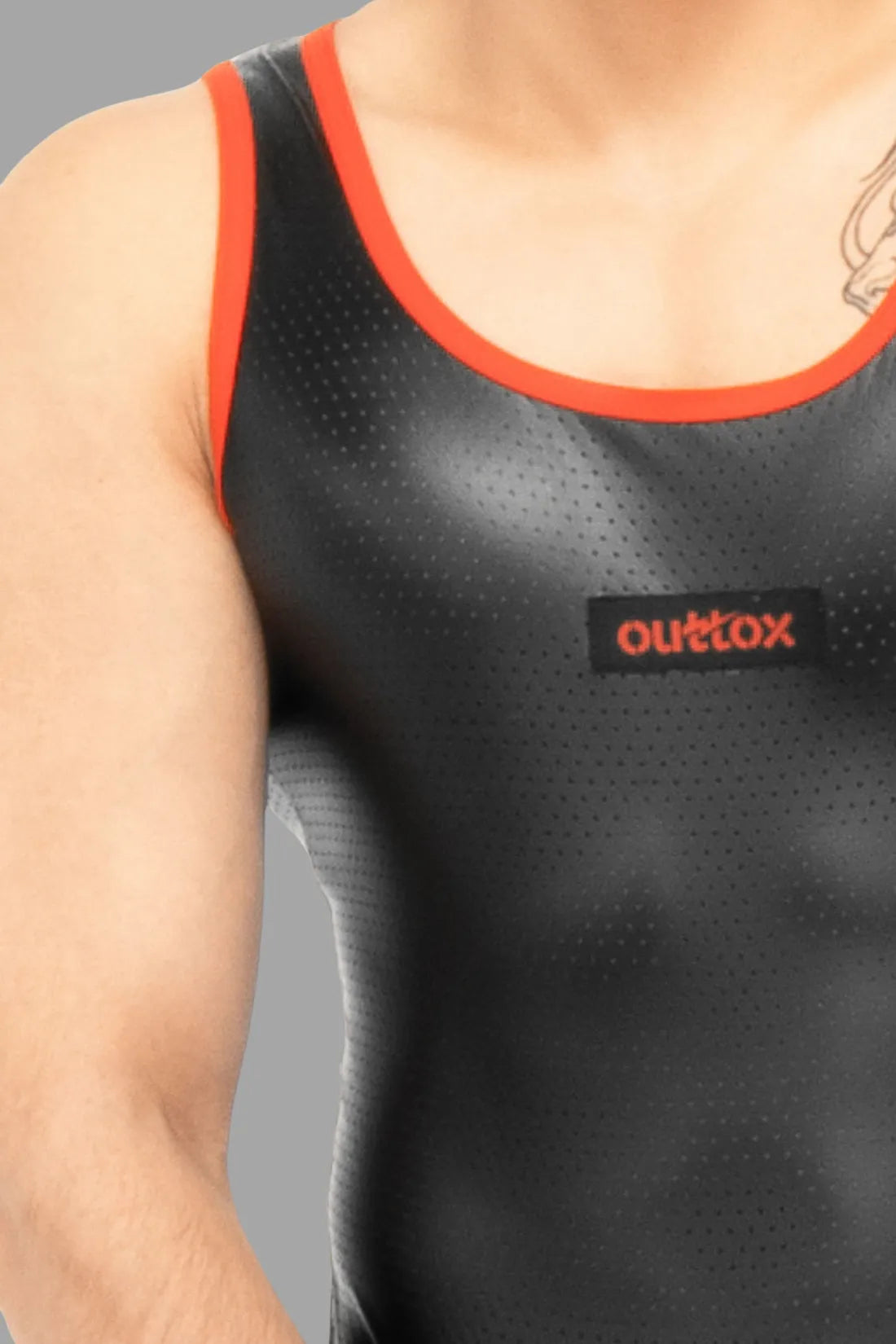 Outtox. Camiseta sin mangas. Negra y naranja