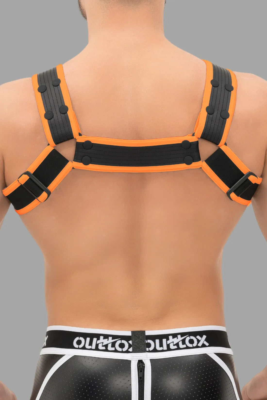 Outtox. Bulldog Harness com Snaps. Preto e Laranja