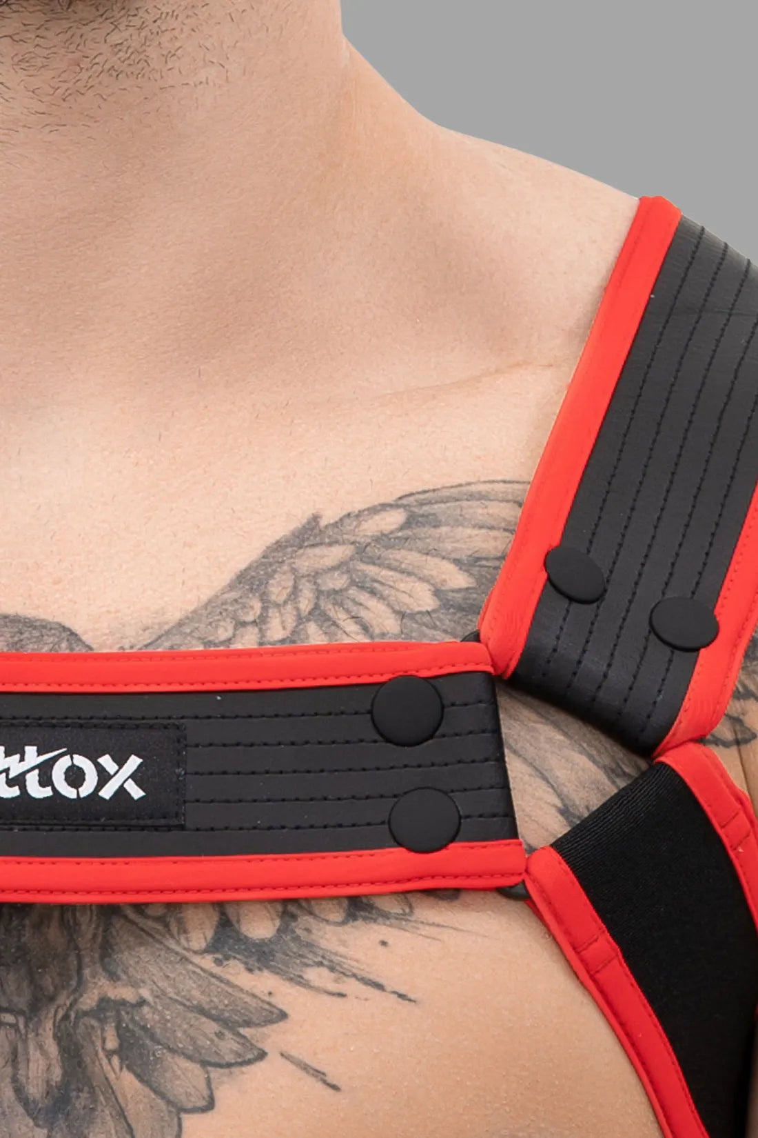 Outtox. Arnês de corpo com fechos. Preto e vermelho