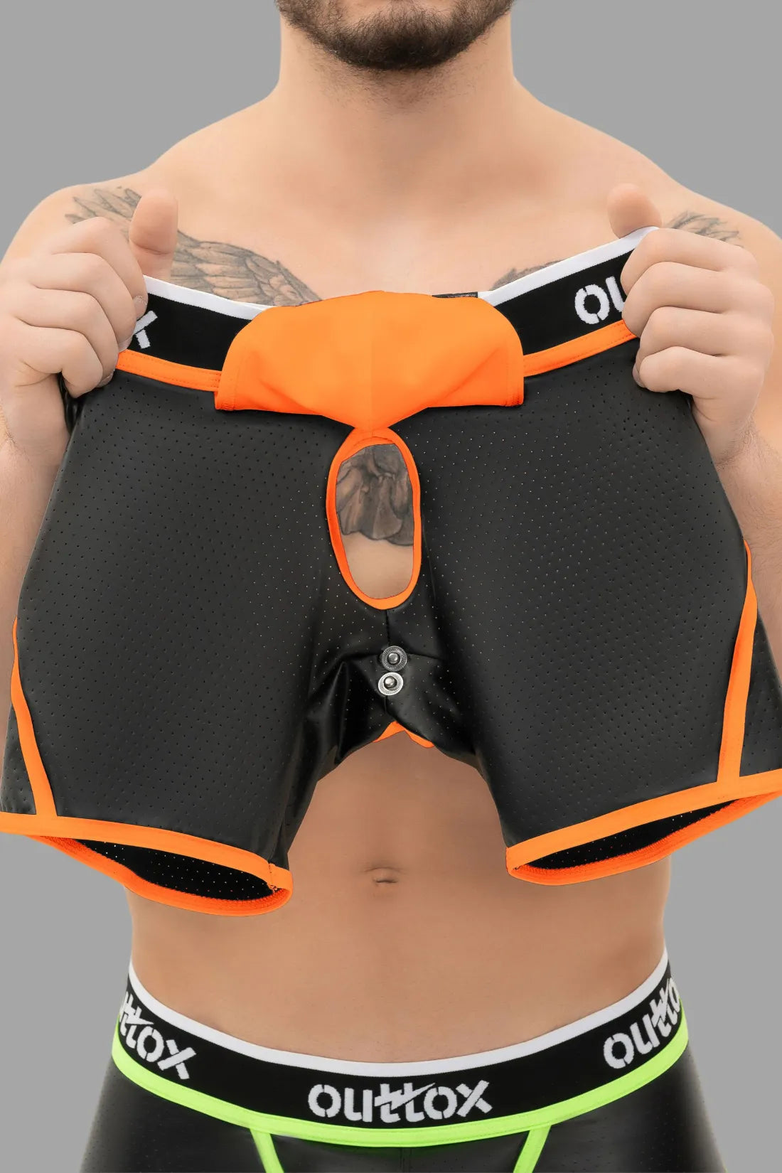 Outtox. Shorts traseiro aberto com braguilha de pressão. Preto e laranja