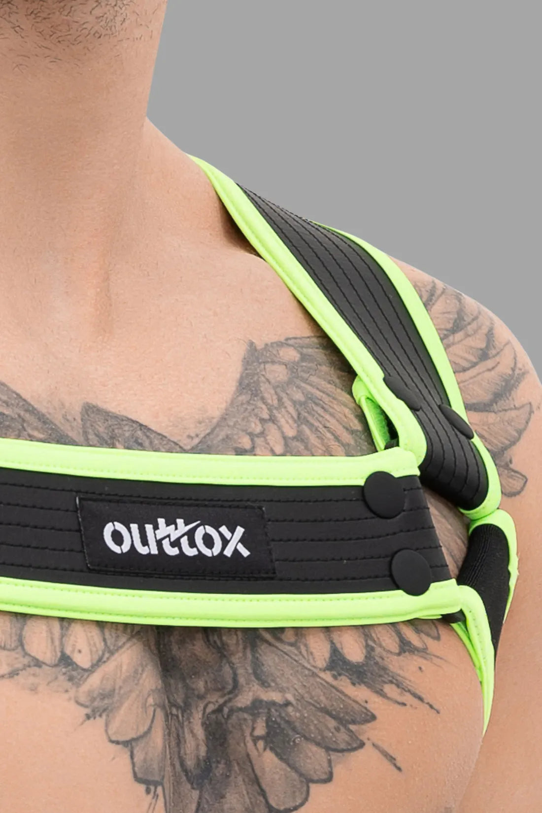 Outtox. Arnés corporal con broches. Negro y verde 'Neón'