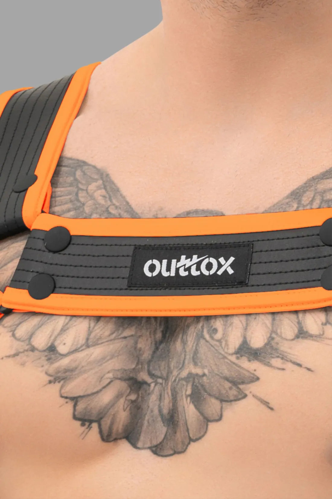 Outtox. Bulldog Harness com Snaps. Preto e Laranja