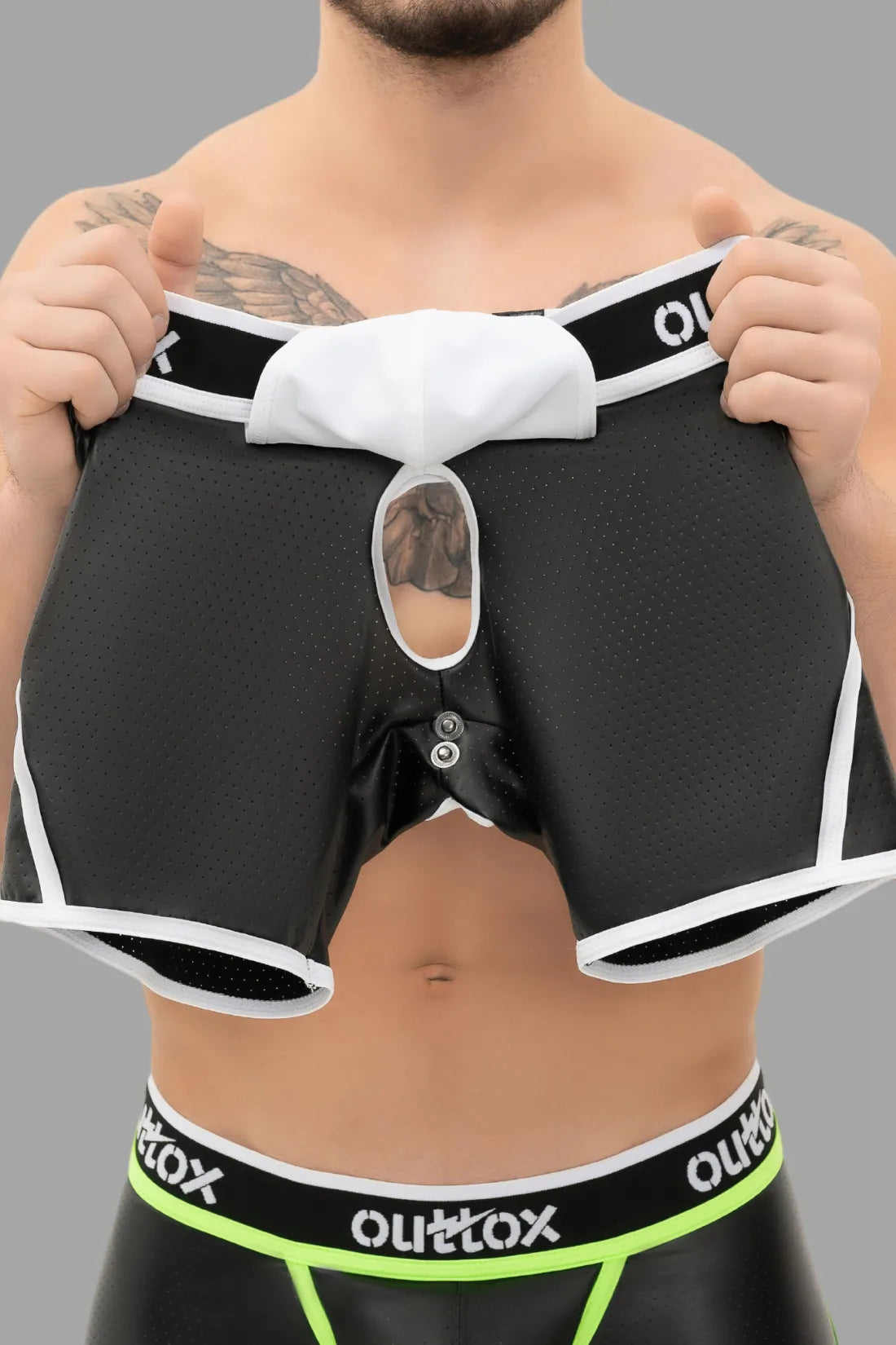 Outtox. Shorts traseiro aberto com braguilha de pressão. Preto e branco