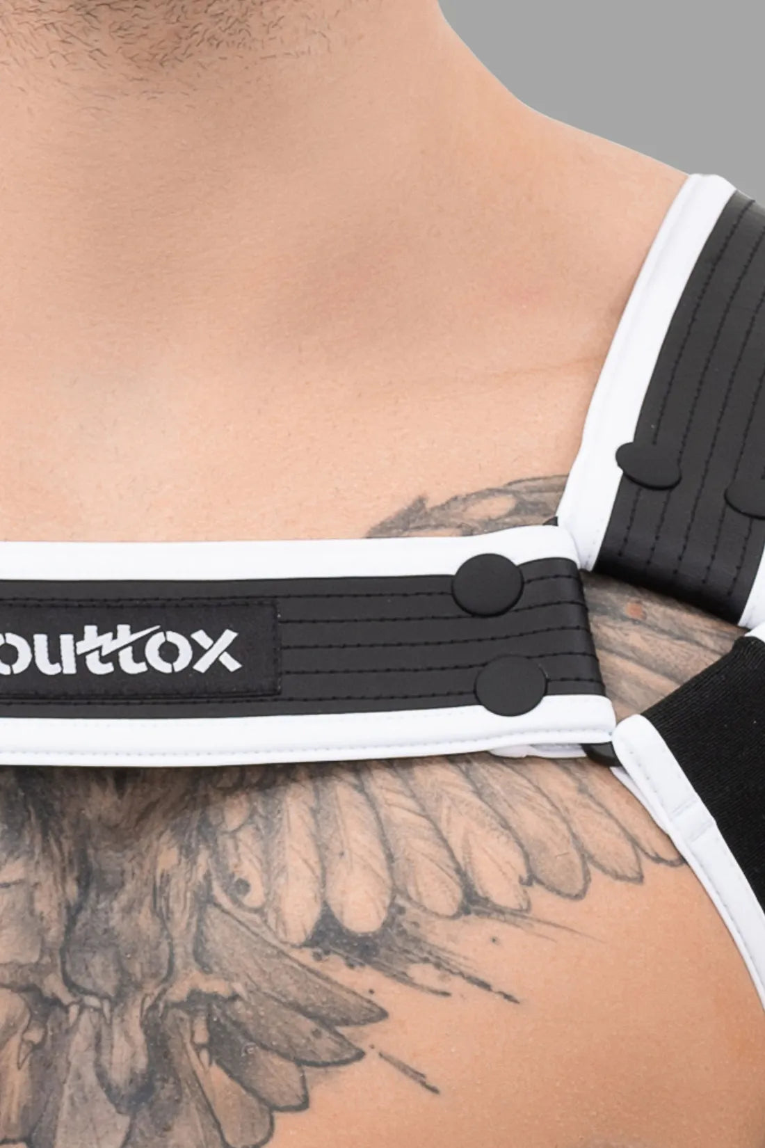 Outtox. Arnés corporal con broches. Blanco y negro