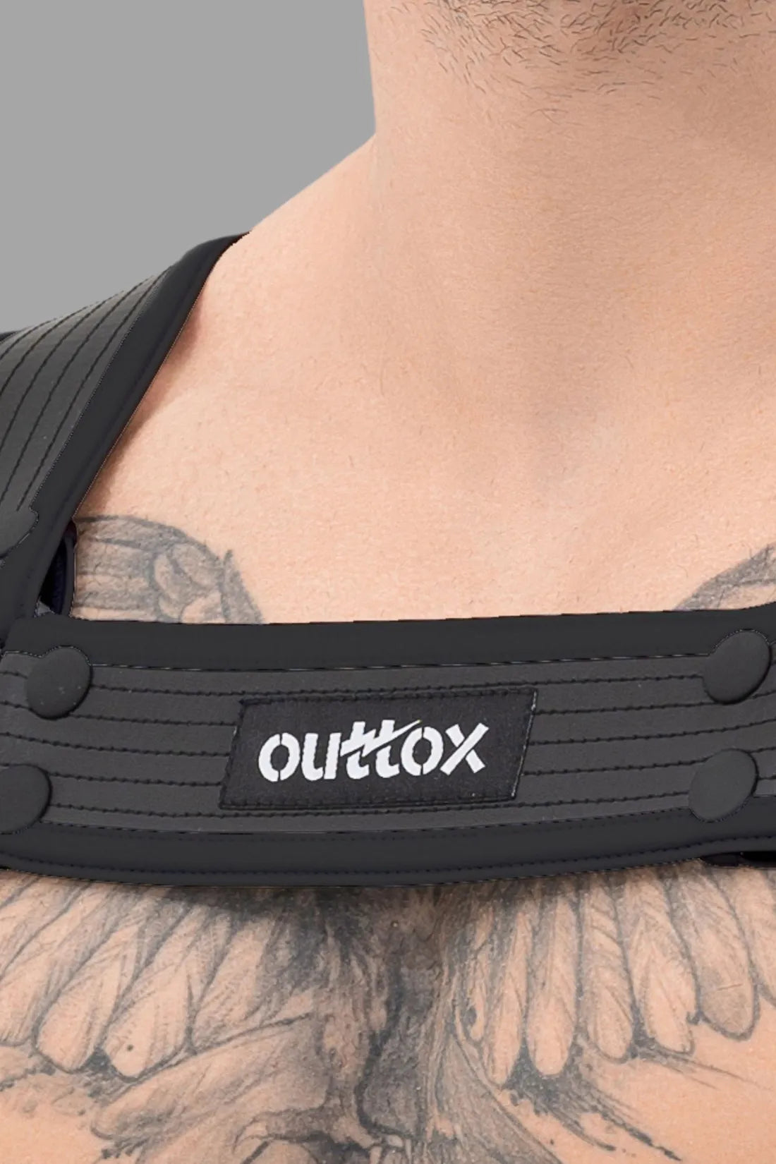 Outtox. Arnés corporal con broches. Negro