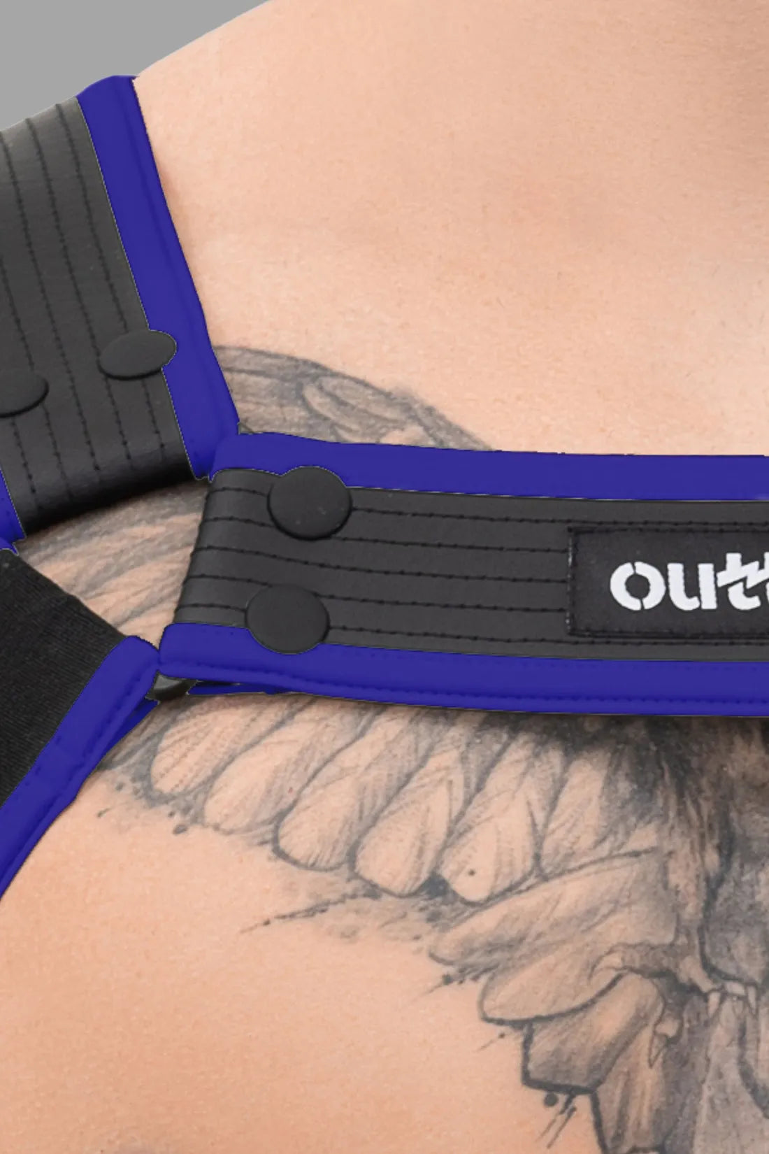 Outtox. Arnés corporal con broches. Negro y azul