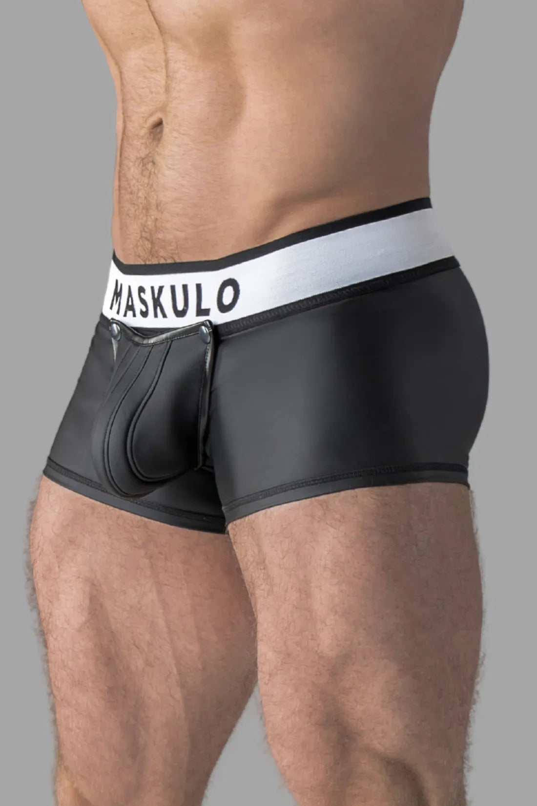 Trunkshort met rubberen look. Afneembaar zakje. Open achterkant