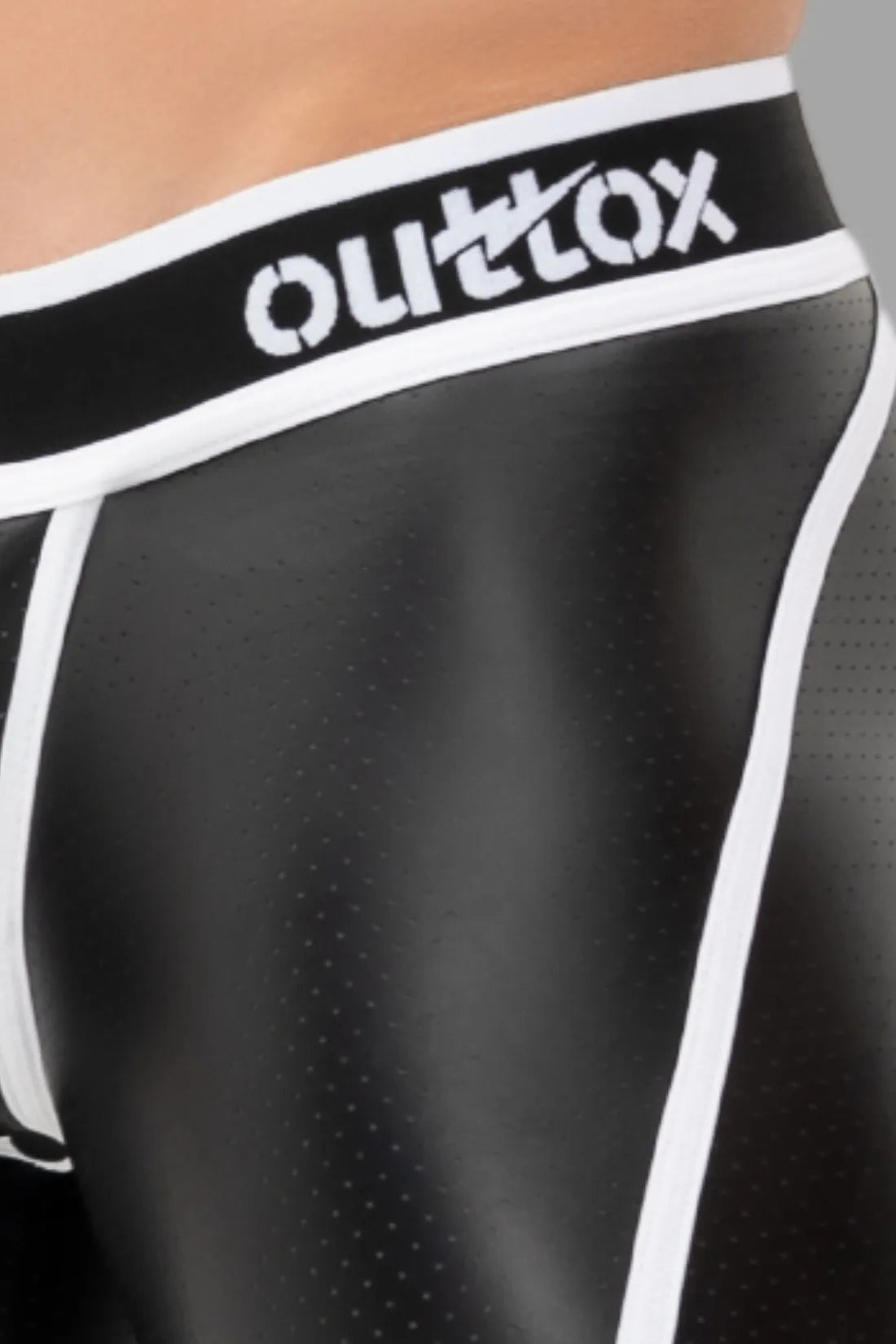 Outtox. Shorts traseiro aberto com braguilha de pressão. Preto e branco