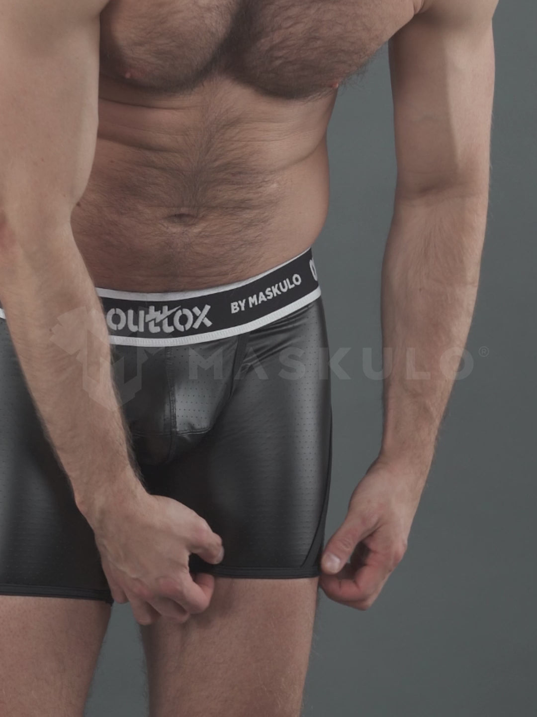 Outtox. Gewickelte Shorts mit Druckknopfverschluss. Schwarz