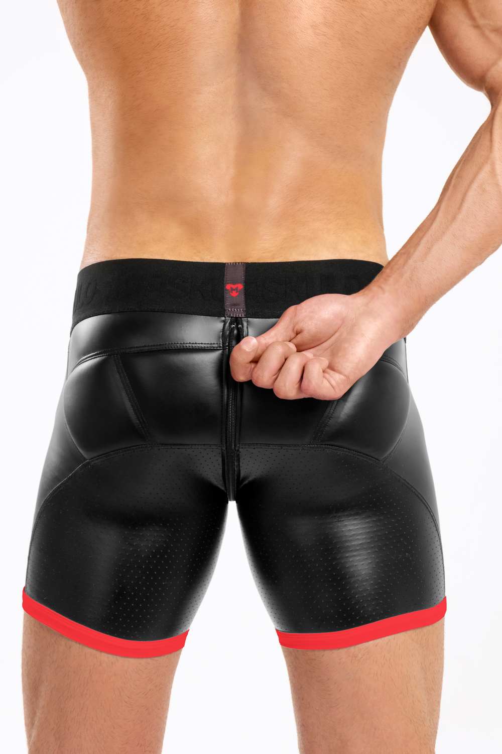 Pantalón Corto Básico con Almohadillas. Parte trasera con cremallera. Negro+Rojo