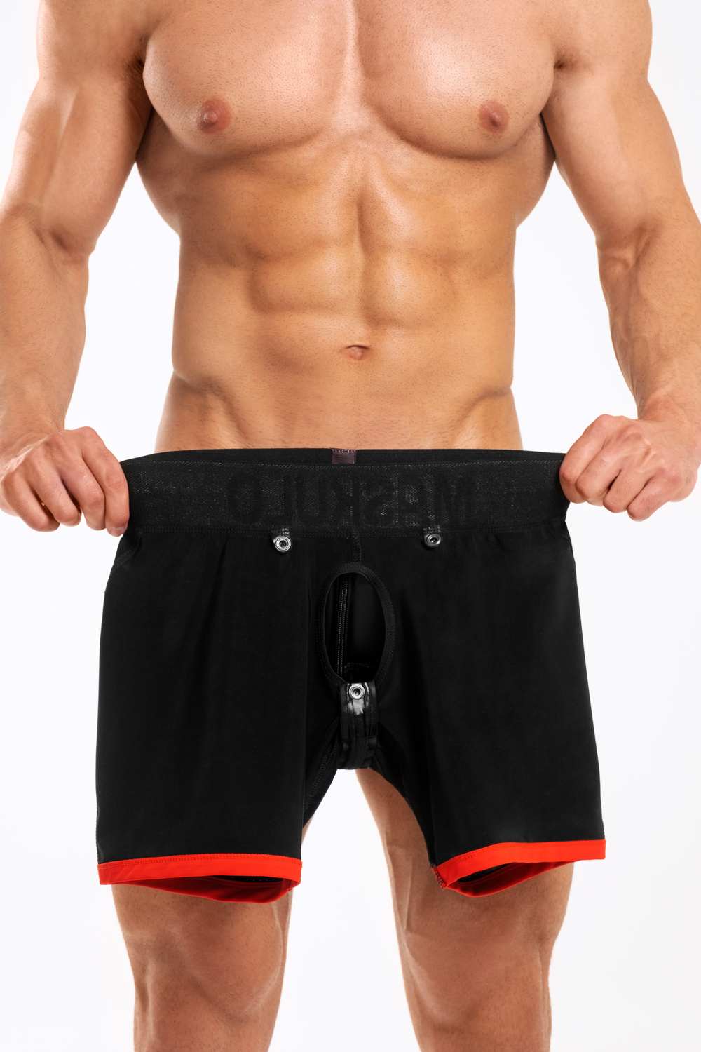 Pantalón Corto Básico con Almohadillas. Parte trasera con cremallera. Negro+Rojo